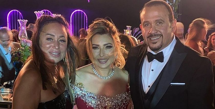 هشام عباس وزوجته جيجي من حفل زفاف ابنتهما