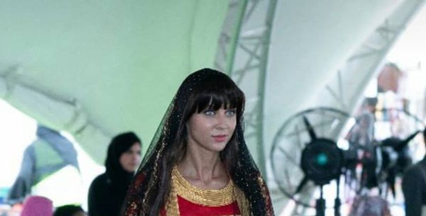 منى المنصورى تبهر الحضور بعرض أزياء تراثى مبهر فى عيد الإمارات الوطنى الـ 47