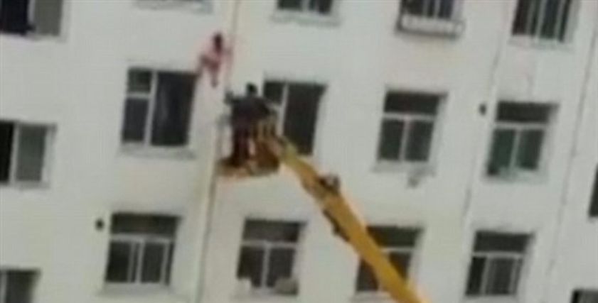 انقاذ طفلة علقت في الطابق السادس