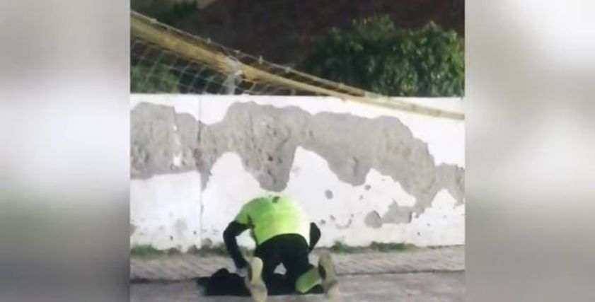طفل يصلي خلال لعبه كرة القدم