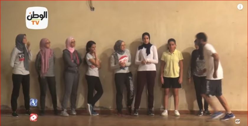 فتيات يلعبن الباكور