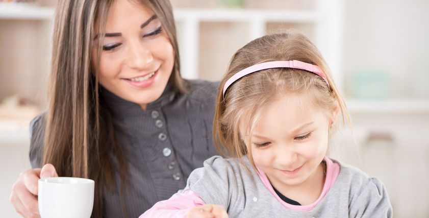 ملعقة عسل صباحه تساعه على تقوية مناعه طفله في الطقس البارد