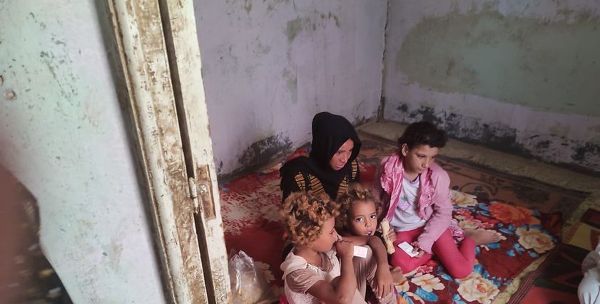 زوجة ضحية عنف زوجها تنام على شريط القطار
