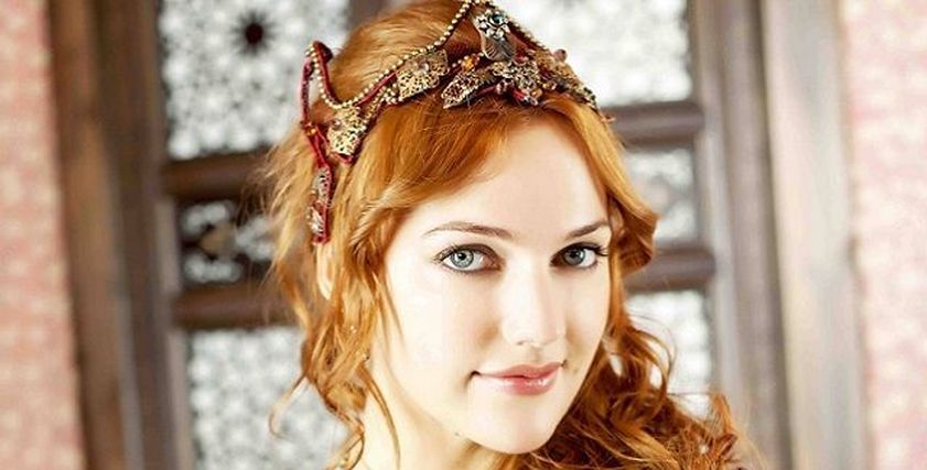 الفنانة التركية مريم أوزرلي
