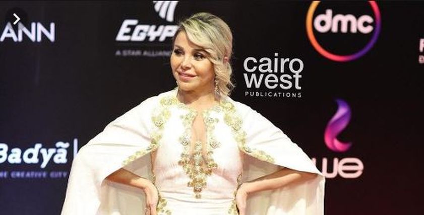 ستايلست توضح موضة فساتين الفنانات التي تناسب المحجبات