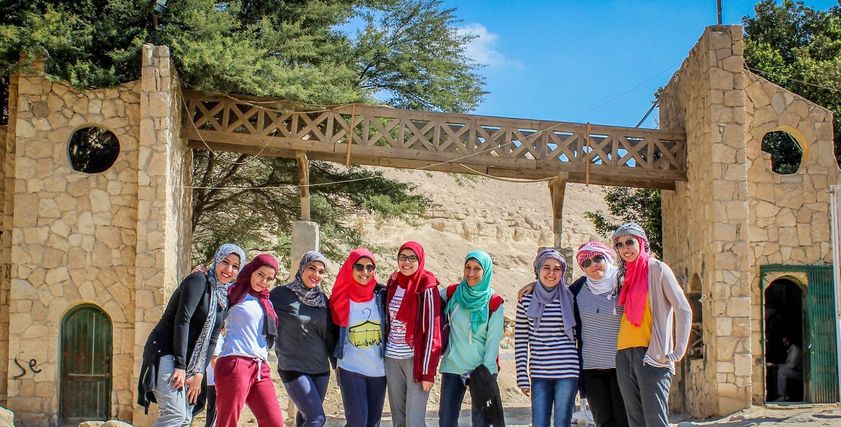 الرحالة ريهام أبو بكر أثناء ورشة الصحراء