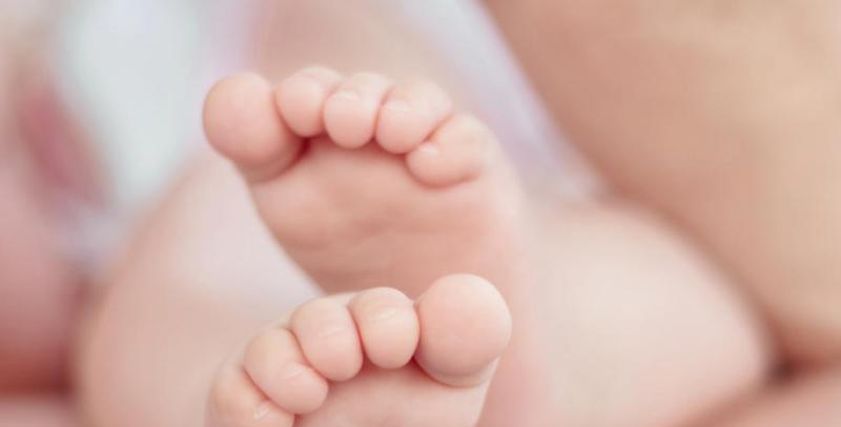 امرأة تضع توأما بعد شهر من ولادة طفلها الأول..