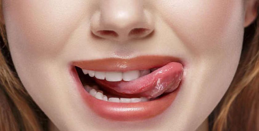 سيدة تضع لعابها على مقابض السيارت في الشارع