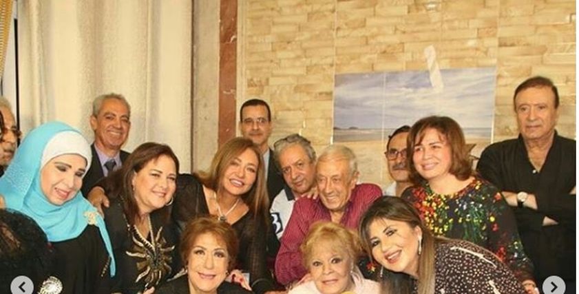 بالصور| ليلى علوي بصحبة نجوم الفن مع نادية لطفي: كلنا بنحبها