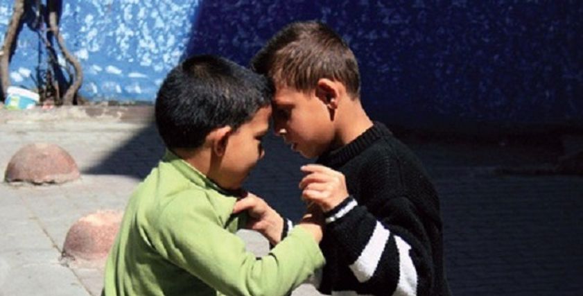 طفل يضرب شقيقه.. أرشيفية