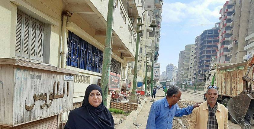 المهندسة منى تتفقد وضع الشارع بنفسها