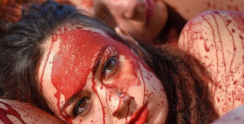 بالعري والدماء.. احتجاجات النساء في برشلونة