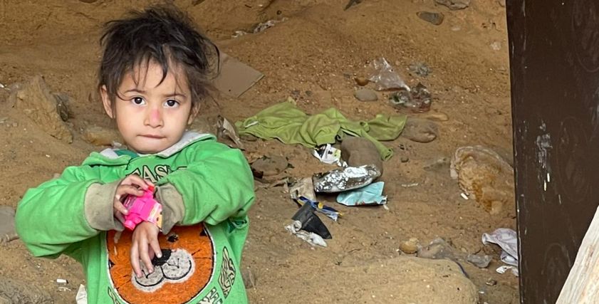 أم وابنتها يعيشان في صندوق قمامة