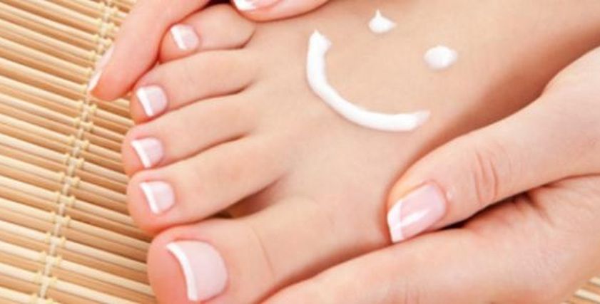 طرق ومواد طبيعية للتخلص من رائحة القدم الكريهة