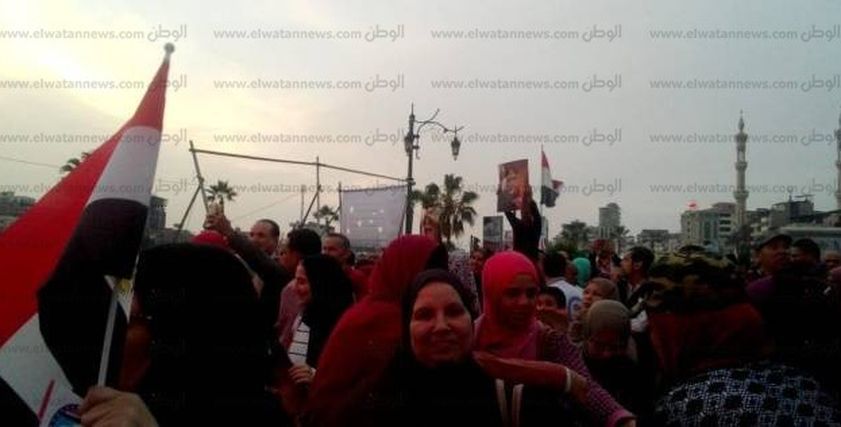 توزيع هدايا على المارة بمصر الجديدة احتفالا بقوز السيسي