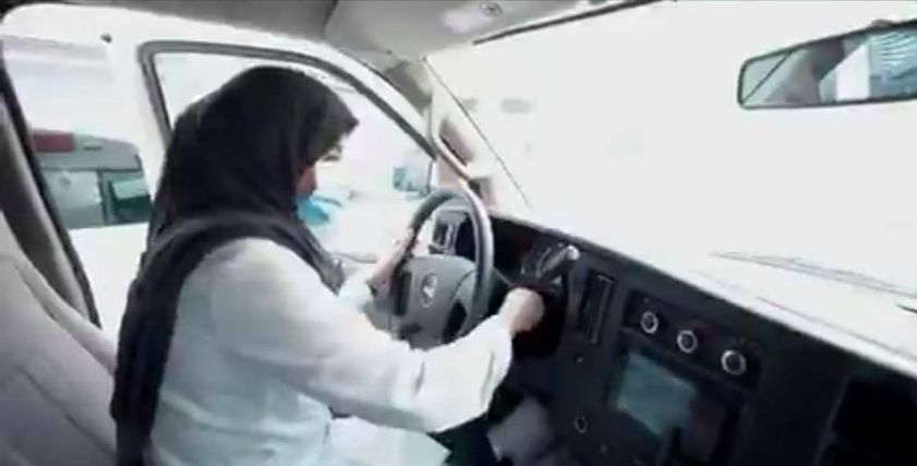 سارة العنزي وهى تقود سيارة الإسعاف