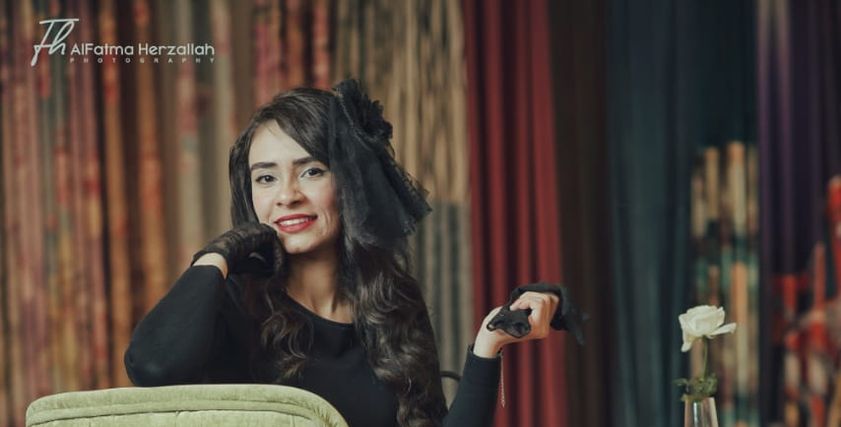 فاطمة سافرت عبر الزمن بجلسة تصوير ذات طابع سبعيناتي