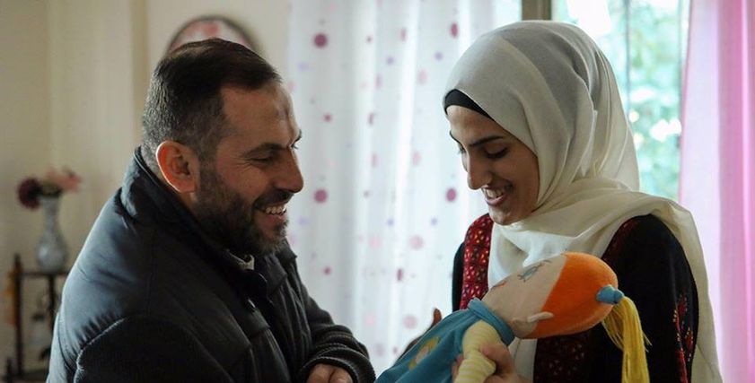 سارة تتسلم هدية والدها الفلسطينى بعد 18 عامًا في سجون الاحتلال
