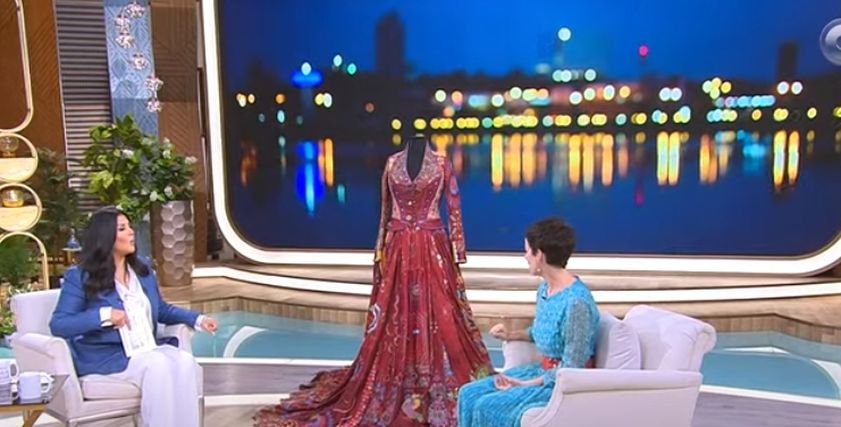 منى الشاذلي وقصة الفستان الأحمر