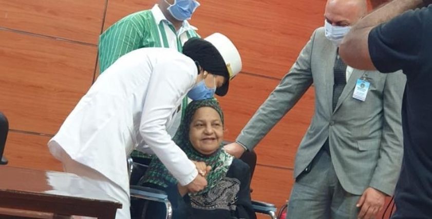 سيدة مسنة تعانى من ورم سرطاني بالفك