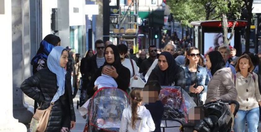  أطفال يحتضنون المارة 