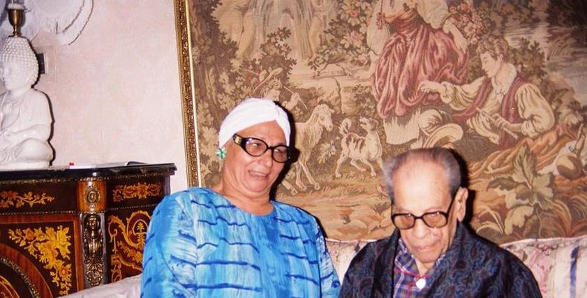 الأديب العالمي نجيب محفوظ وزوجته