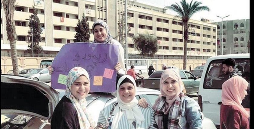 الشقيقات الأربع أمام جامعة الأزهر
