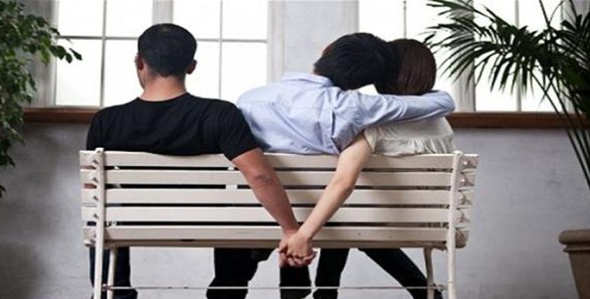 رجل يساعد زوجته على الزواج من عشيقها