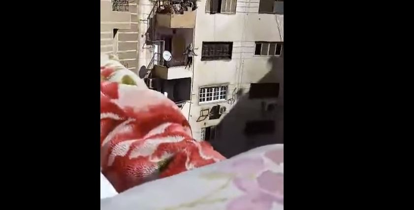 لحظة انتحار فتاة من الشرفة