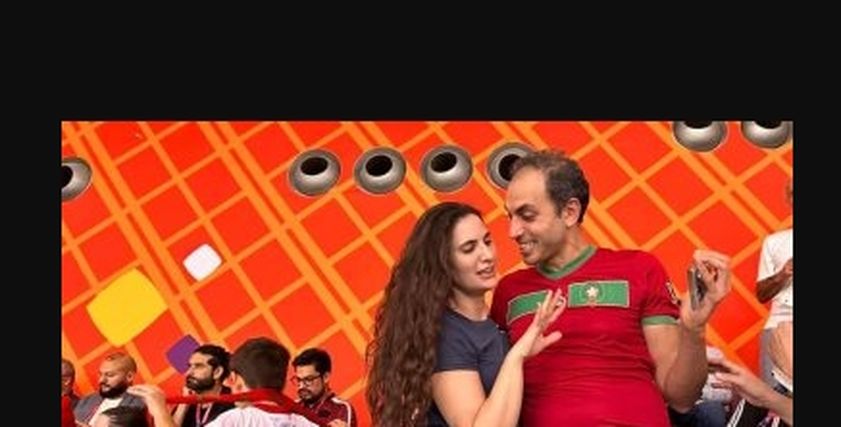 مشجع مغربي يفاجئ صديقته بعرض زواج