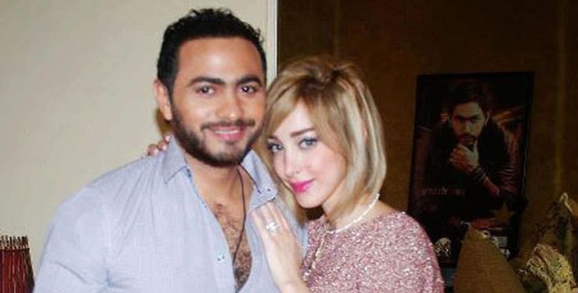 تامر حسني ينشر صورة بصحبة زوجته ويعلق