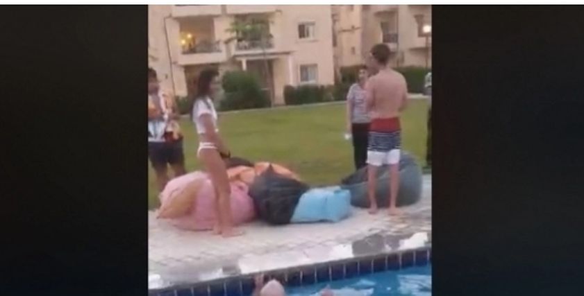 مشاداة حول حمام السباحة بسبب مايوة شرعي