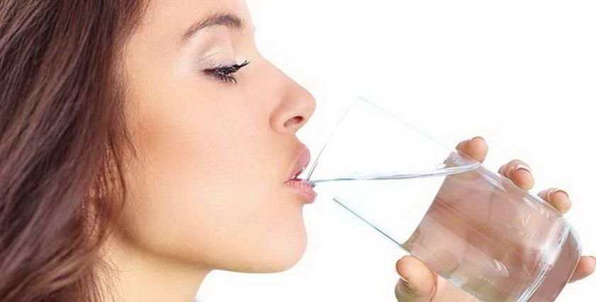 يسبب اضرار بالكبد.. تعرف على اضرار شرب الماء وقوفا