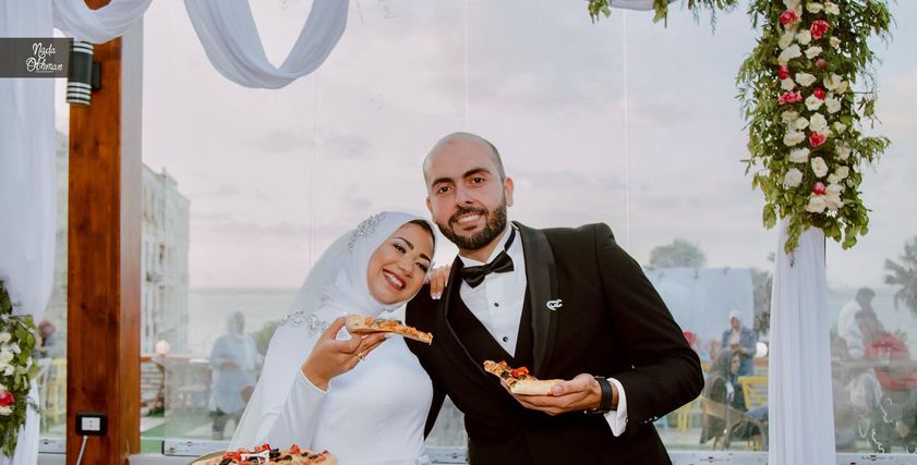 مريم سامي وزوجها يتناولان البيتزا بدل التورتة