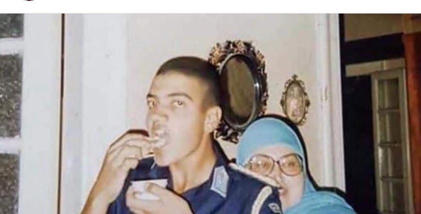 الشهيد احمد منسي مع والدته