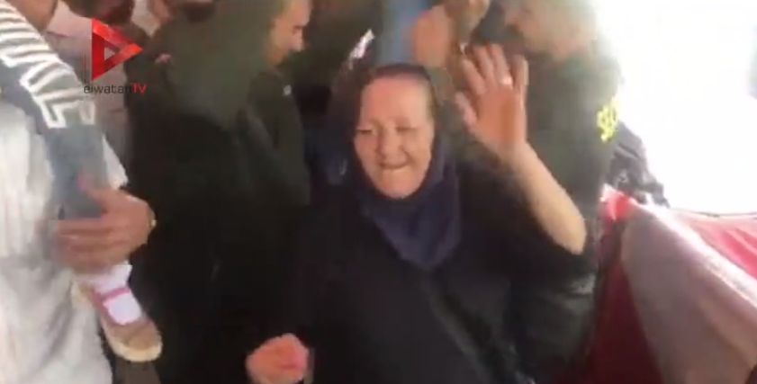 عجوز تشعل أجواء الانتخابات في مدينة نصر بوصلة رقص