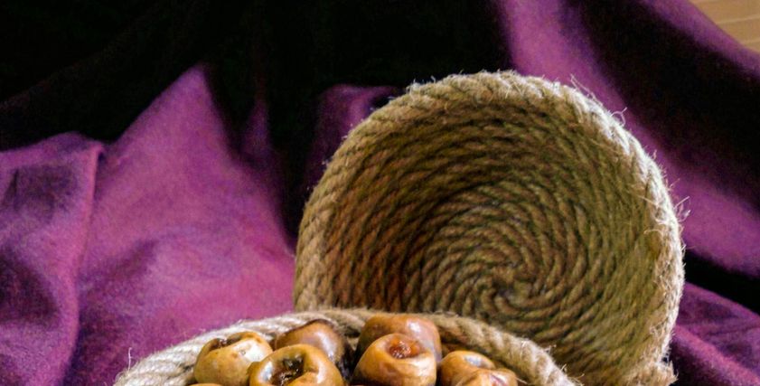 شيماء الكردي تصنع مشغولات من حبال الجوت