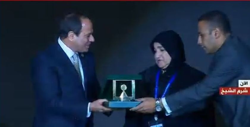 السيسي يكرم والدة عبدالوهاب