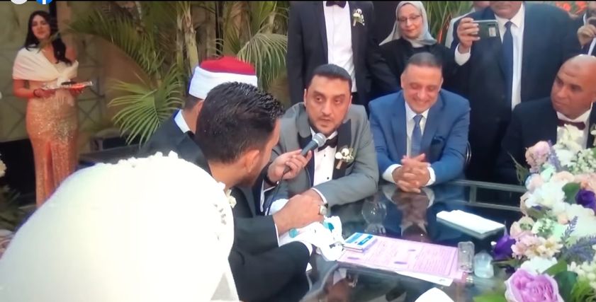 أب يفاجئ ابنته بكلمات مؤثرة في عقد قرانها