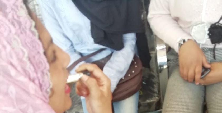 روج على باب لجنة انتخابات ..فتاة تتزين للاستفتاء