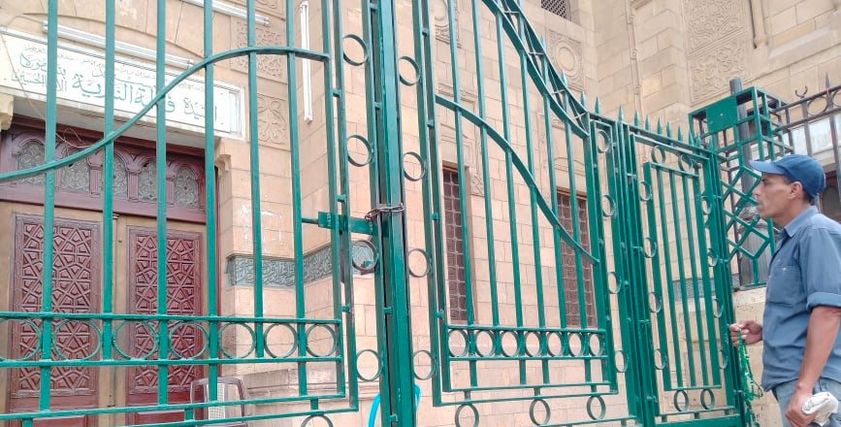 «فارس» في زيارته اليومية لمسجد فاطمة النبوية