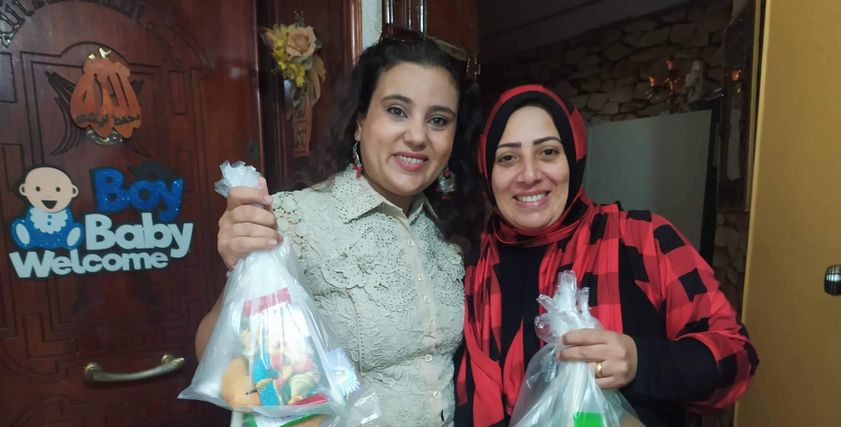 «رانيا» توزع قرص العذراء