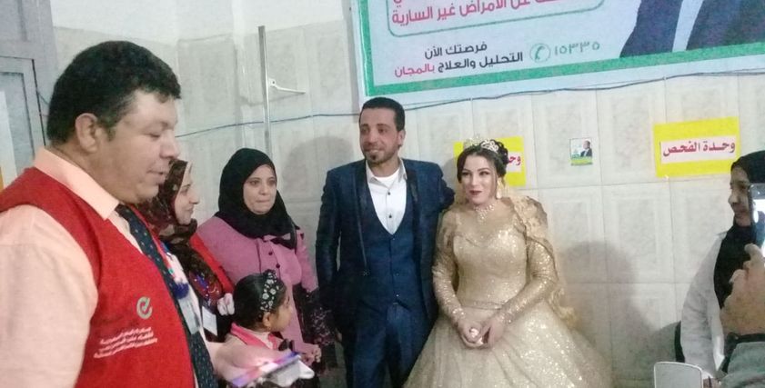 عروسان داخل مقر حملة فيروس سي