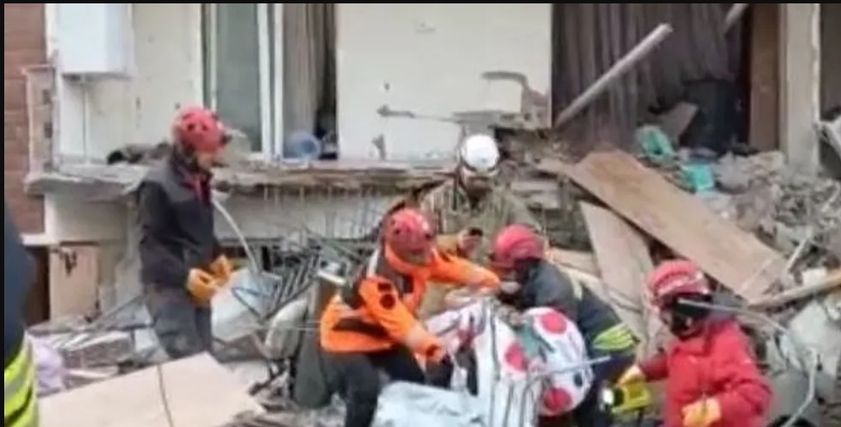 إنقاذ طفلين بقيا تحت الأنقاض