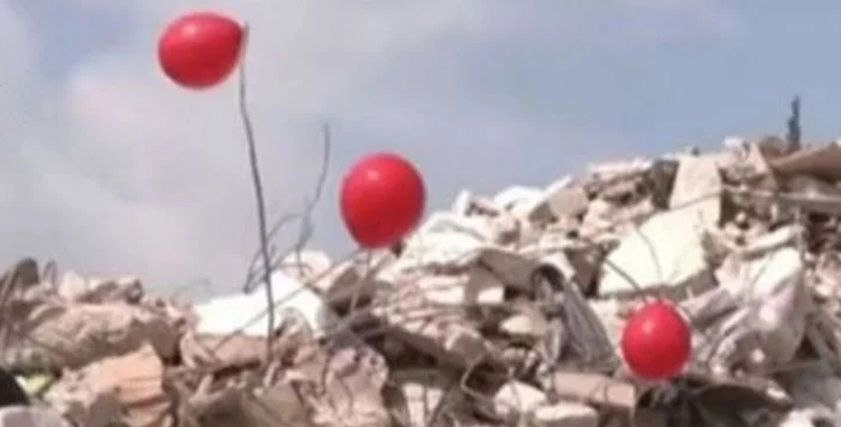 البالونات الحمراء على أنقاض تركيا