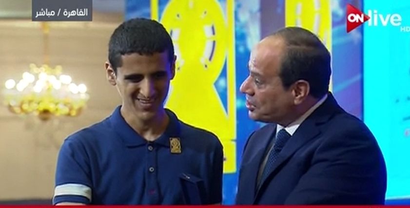 الرئيس السيسي مع شاب من ذوي الهمم