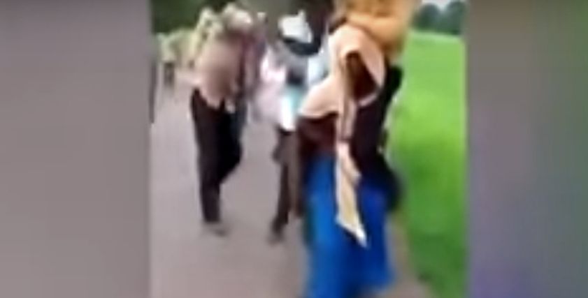 لقطة من الفيديو أثناء حمل السيدة لزوجها