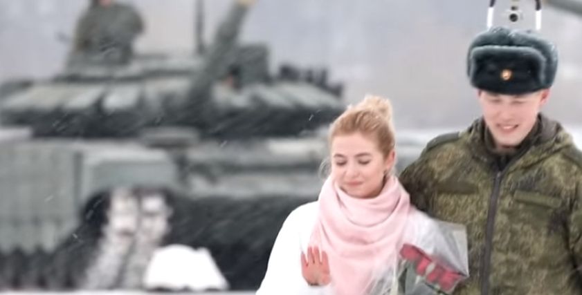 ضابط يطلب يد حبيبته للزواج وسط الدبابات