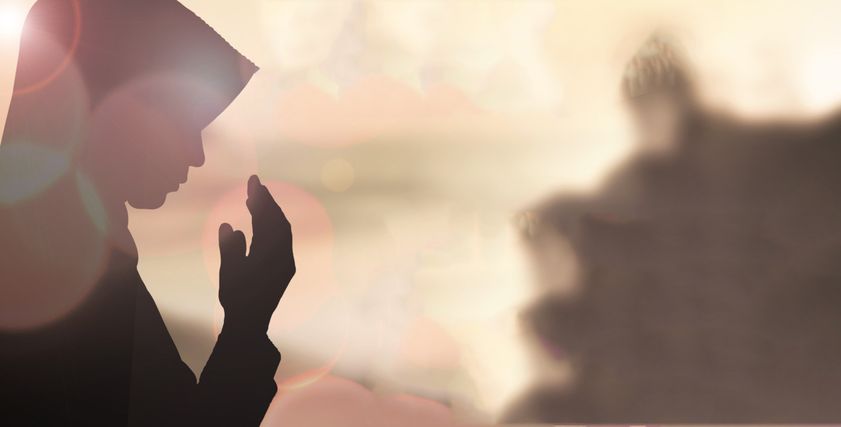 حكم صيام المرأة عند انقطاع دم الخيض قبل الفجر؟