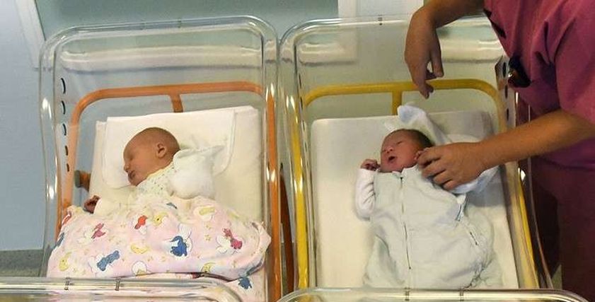 بعد اعتراف ممرضة بتبديل 5 آلاف رضيع.. كيف تحمي طفلك من التبديل